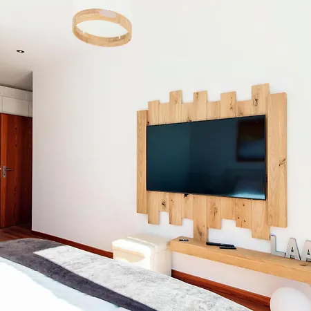 Alpine By Quokka 360 - Stylish With Terrace And Stunning Mountain Views